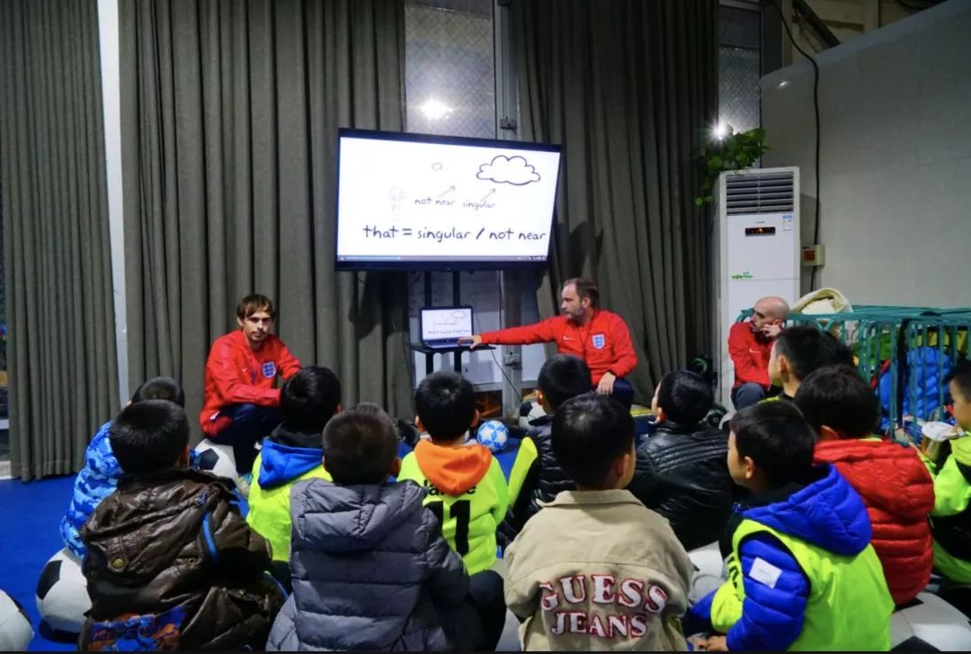 沉浸式足球训练英格兰,足球教练沉浸式教小学生