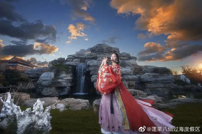 ​在蓬莱三仙山风景区美妙的取景，古风小姐姐如此惊艳堪称大片