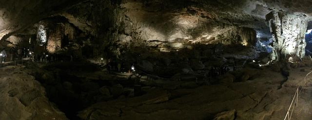 这里虽然风景如画人们生活的却很凄惨没日没夜的追着大船讨生活