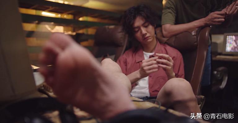 鹿晗戴帽子头发压塌了,鹿晗军帽压不住刘海