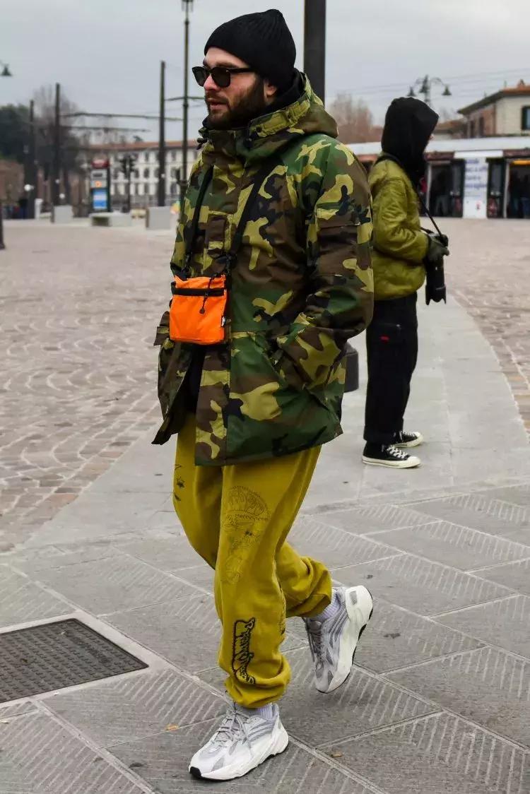 运动裤的多种穿搭方式,男生灰色运动裤怎么穿搭