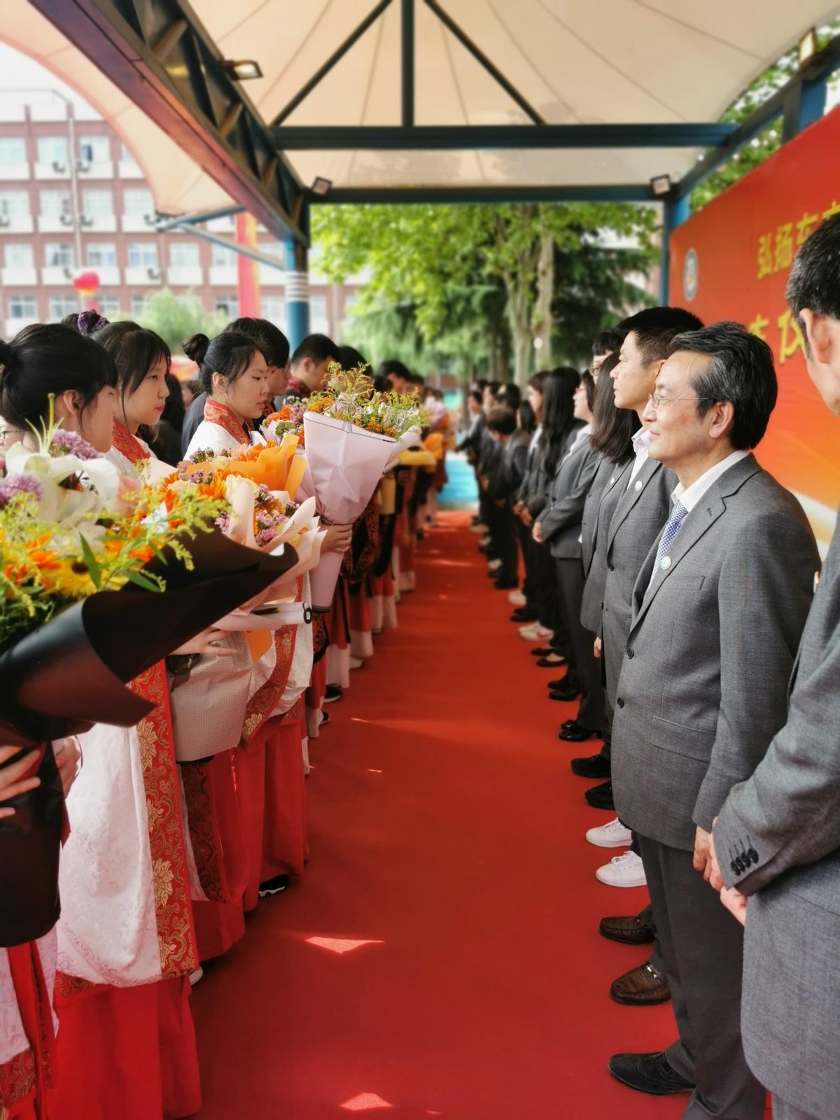 鲜衣怒马少年时不负韶华且行知——西安东仪中学汉式成人礼圆满举行