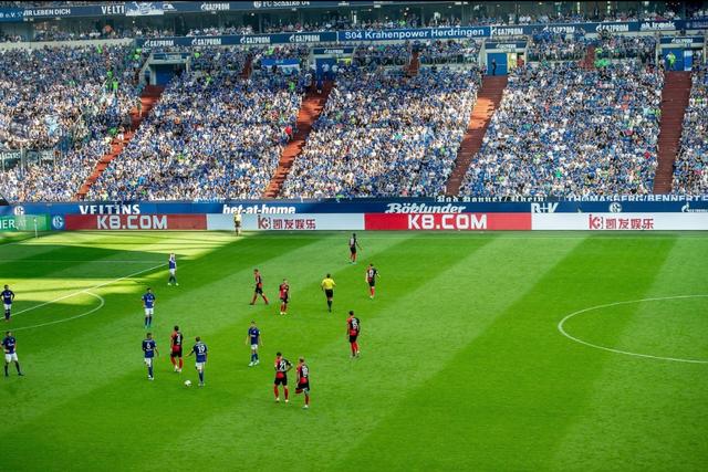 c罗跳高2.65米的头球现场解说,35岁c罗超级滞空头球