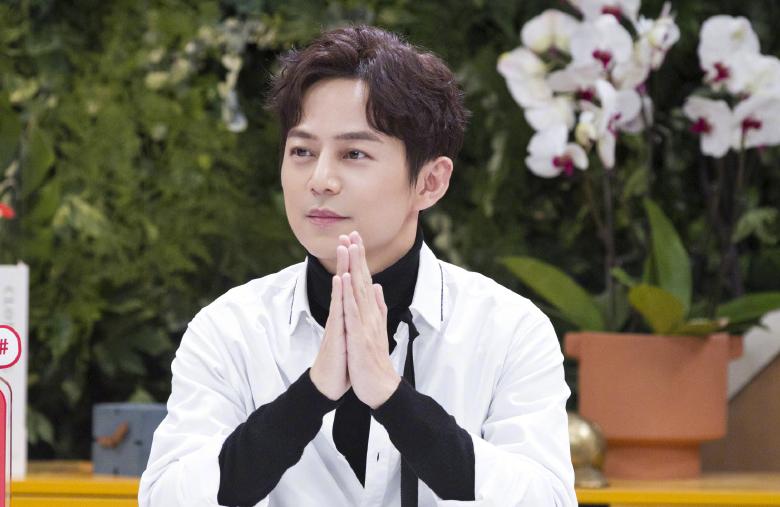 何炅快乐大本营假发,何炅1岁到48岁荧幕颜值变化