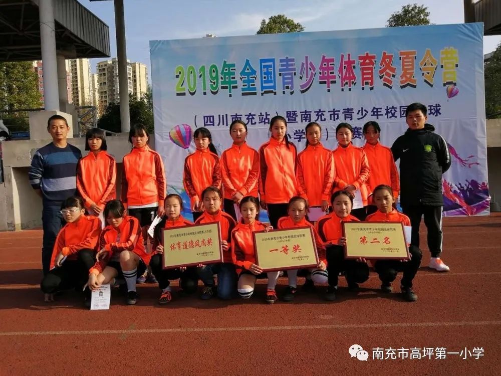 绿茵场上挥洒的青春,绿茵场上挥洒汗水追逐梦想