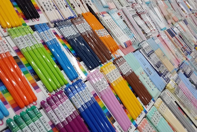 覆盖全国80%的学校，他的店铺超过七万家，平均每月收入超过5个亿