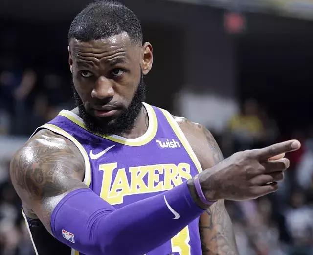 詹姆斯被主场球迷嘲讽,詹姆斯被国王球迷嘲讽