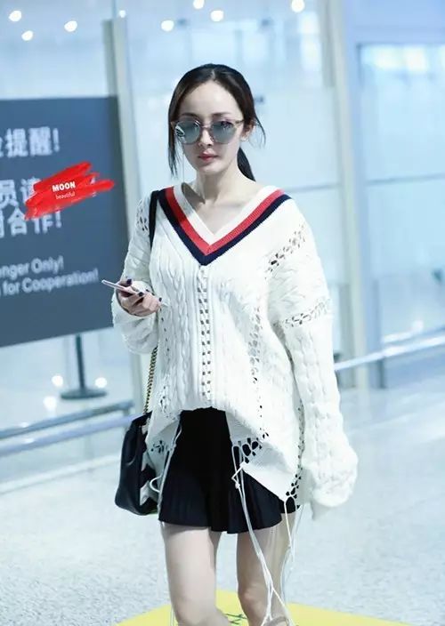 v字领中长修身毛衣搭配秋冬,v领毛衣超显脸小上身又瘦又好看