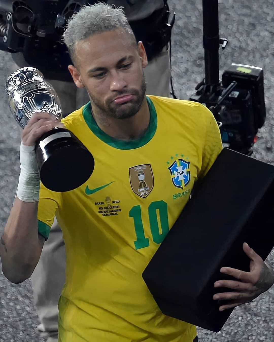 阿根廷传奇名宿：我想给内马尔屁股一脚，他比梅西差远了