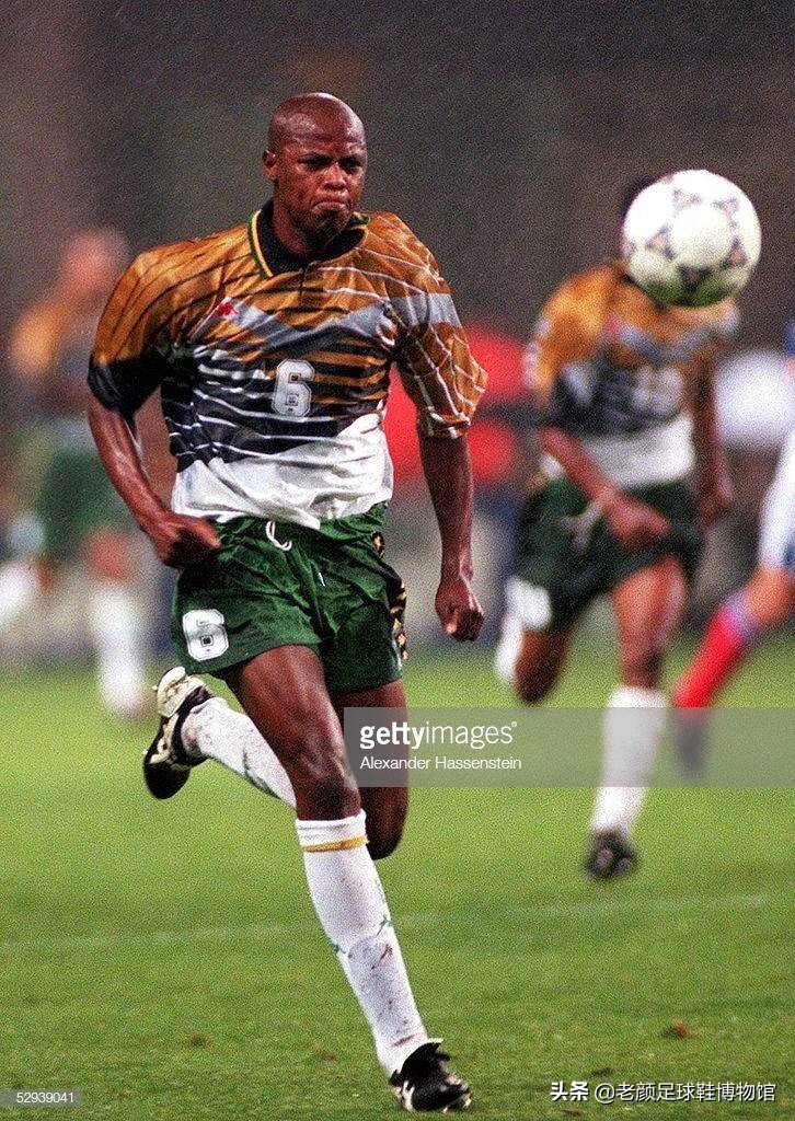 缅怀非洲50大球星之一，南非足球英雄，专虐国米后防的黑又硬