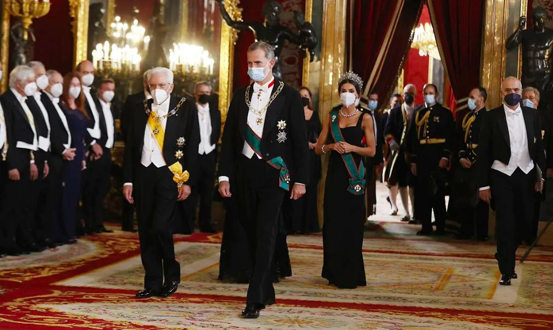 西班牙王室紫色皇冠,西班牙王后的珍珠项链