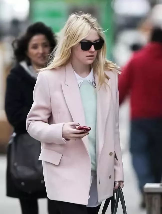 西装毛呢外套内搭,红色毛呢外套内搭什么颜色