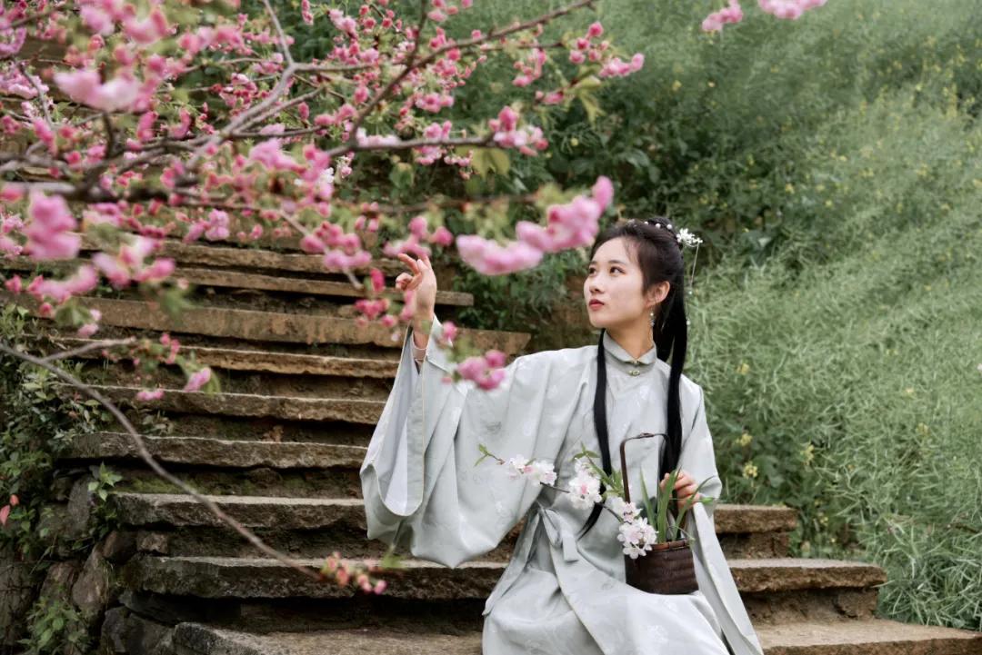 樱花烂漫时汉服少女,樱花烂漫时相遇