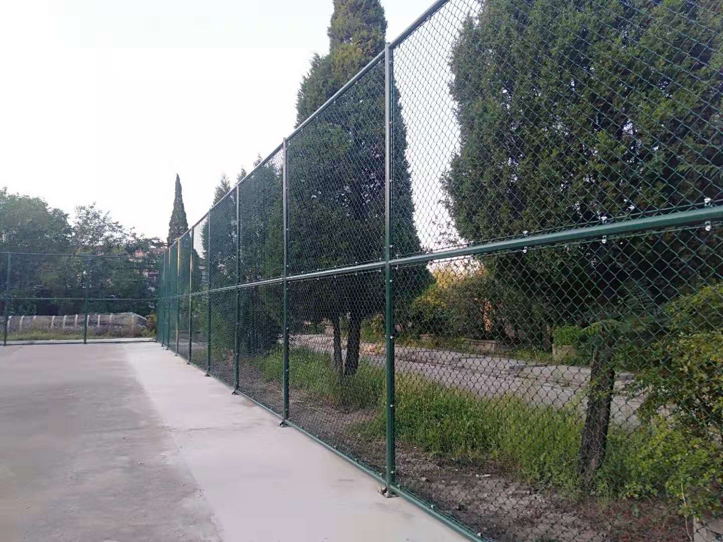 护栏网安装视频教程,球场网围栏怎么安装