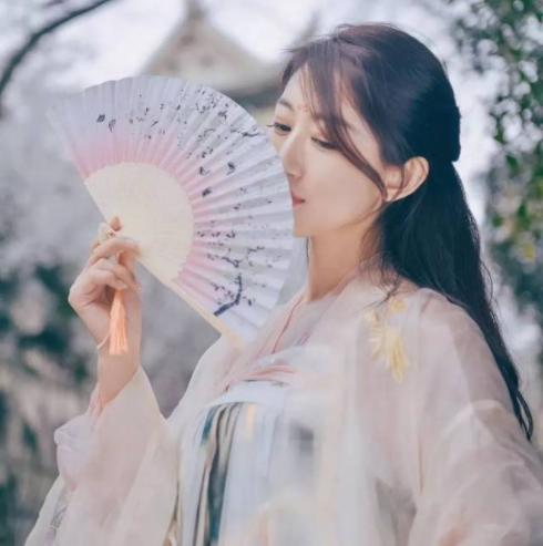 *疆新**美女，去过50个国家，30岁负债200万，却8个月还清，凭啥？