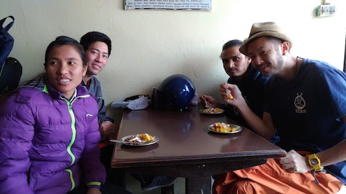 探秘尼泊尔羽球：国家队午餐吃方便面川崎球拍最畅销