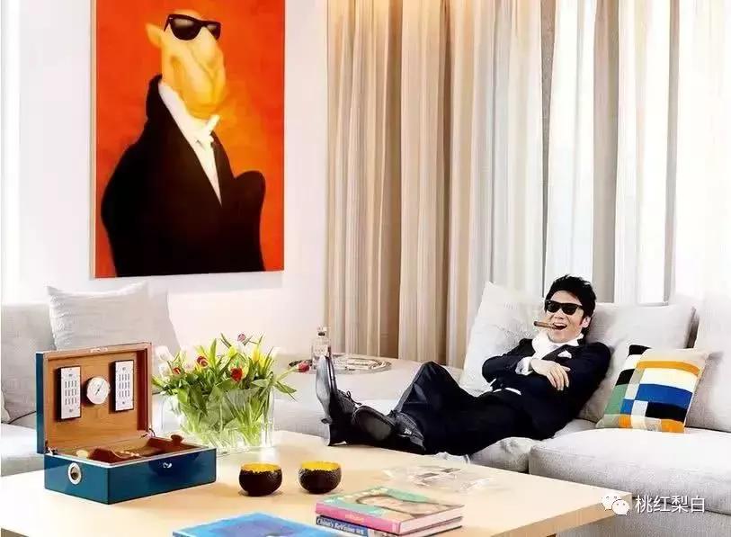 刘嘉玲和天价娃娃合影,刘嘉玲买画