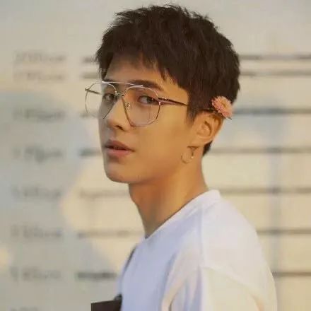 头发两边炸开怎么解决,头发顶部老是鼓起来怎么剪