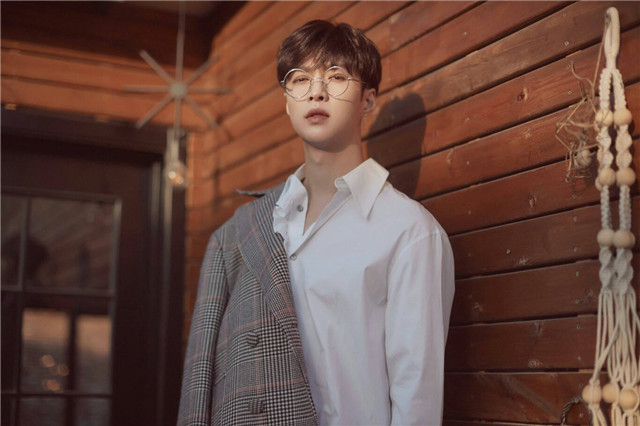 张艺兴和李荣浩互夸,张艺兴年少有为李荣浩突然出现