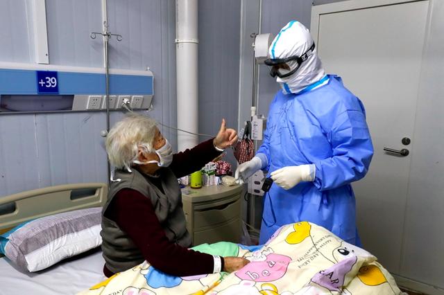 董宇超：密封的护目镜里，他向患者敞开一扇“心灵之窗”