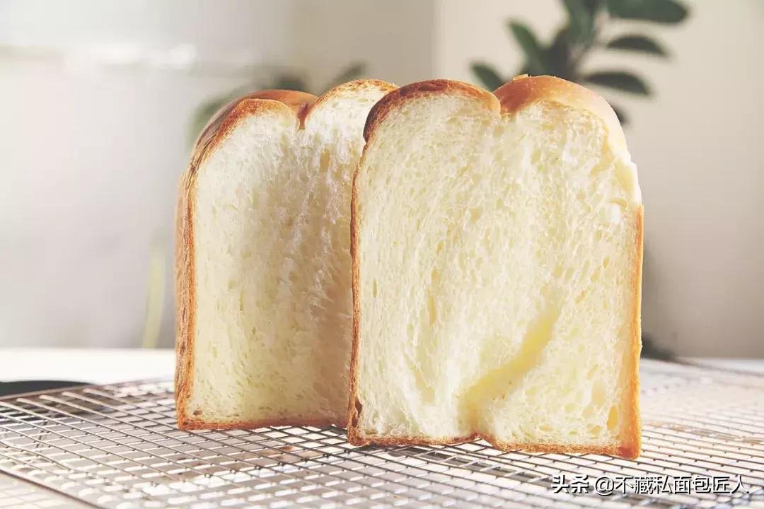 面团特别粘手怎么补救啊,发酵好的面团很粘手怎么回事