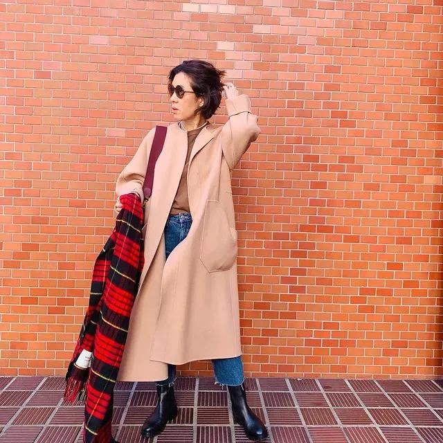 看这位45+日本博主的时尚穿搭，有一种由内而外散发的自信张扬