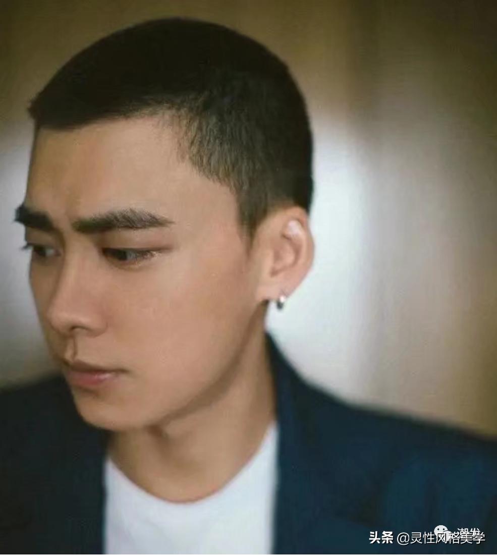 两边铲光的扎发狼尾发型男,2021年最流行男发武士头