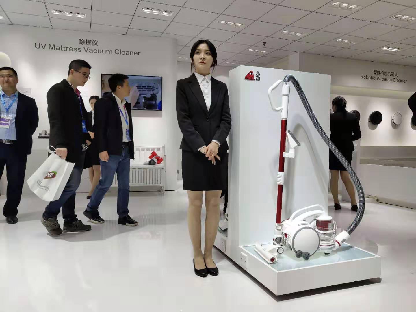 开启全能型清洁模式!小狗电器亮相AWE2019发布卧式吸尘器S9新品