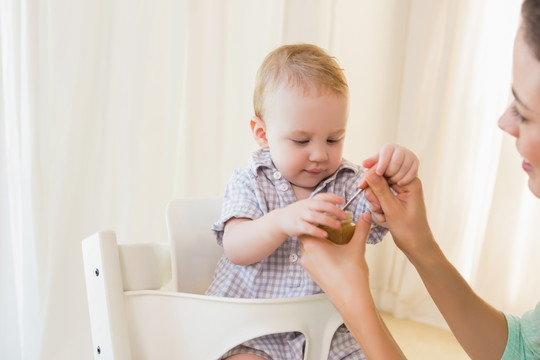 婴儿睡婴儿床的利弊,三个月独自睡婴儿床的利弊