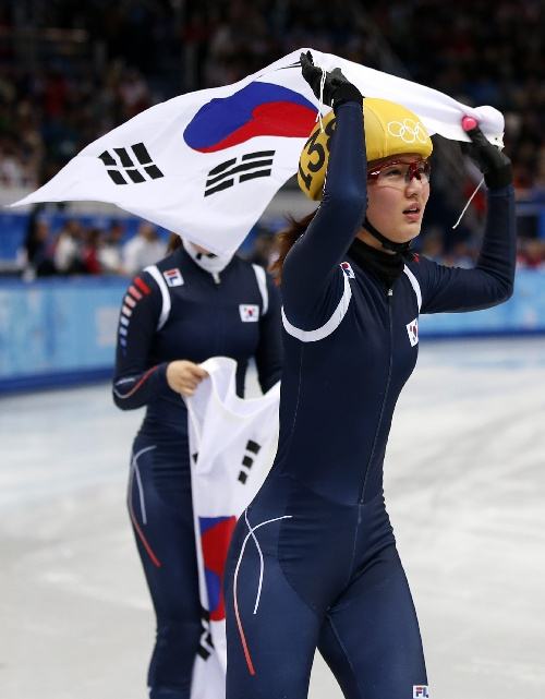 韩国队员脚踩熊猫杯,韩国媒体评论韩国球员脚踩熊猫杯