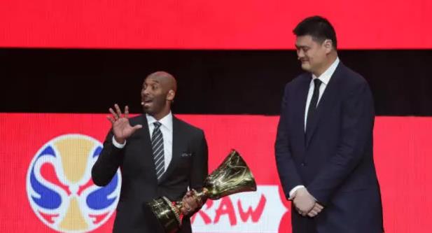 足球记者质疑男篮不专业，篮协主席不该乱管？却忘了姚明另3身份