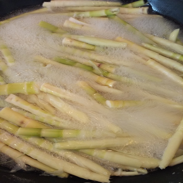 竹笋焯水后晒几成干放冰冻最好,莴笋笋干怎么晾晒