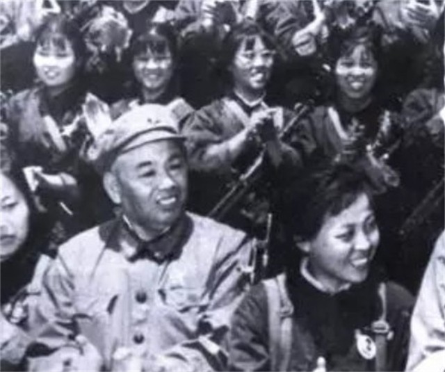 *世友许**听闻军中来了位高手,欲切磋武功,*飚耿**:你不是我的对手