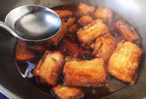 家常版红焖带鱼段，加水时教你1招，保证不返腥