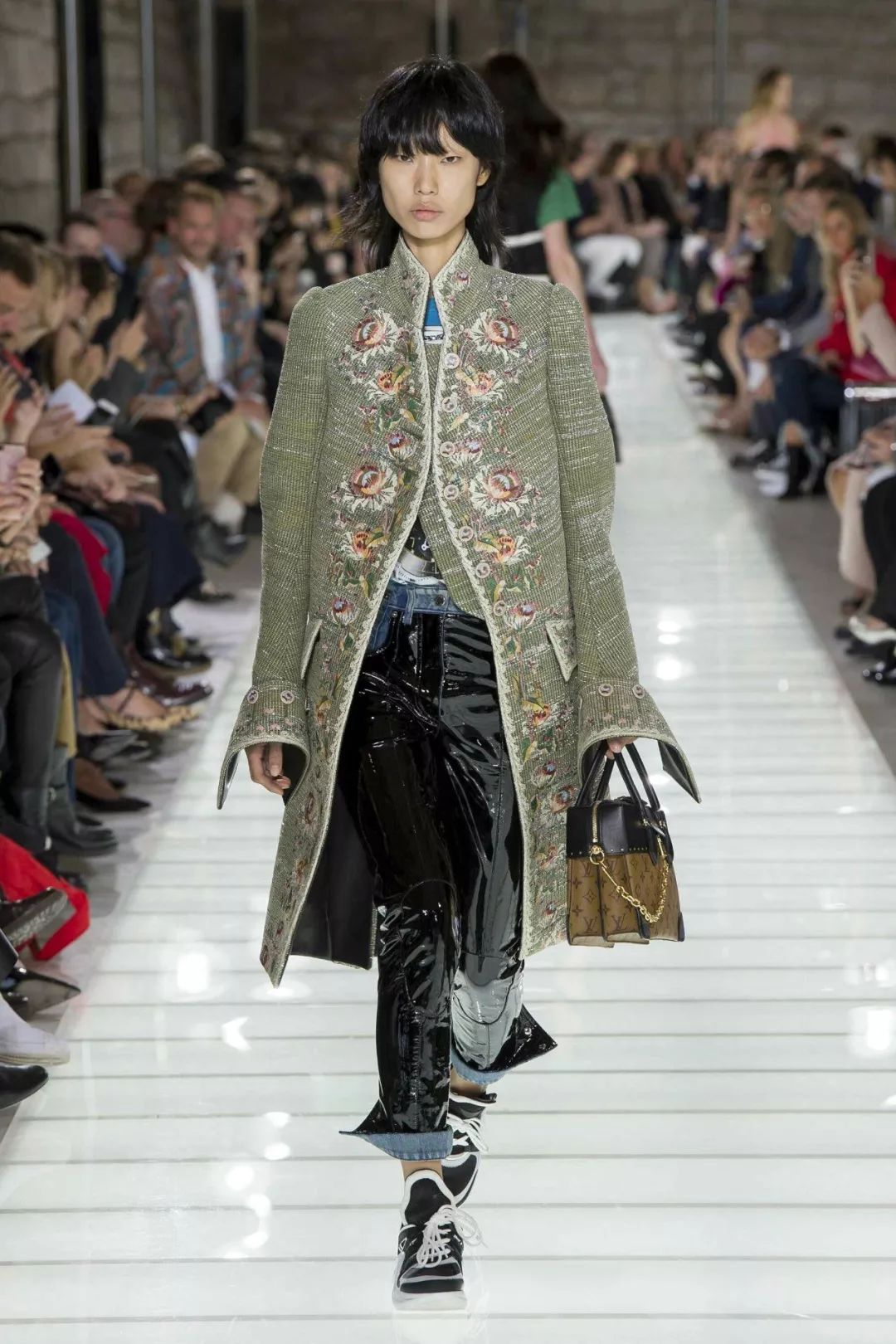 非主流绿皮裤,黑色短皮裤怎么搭配好看