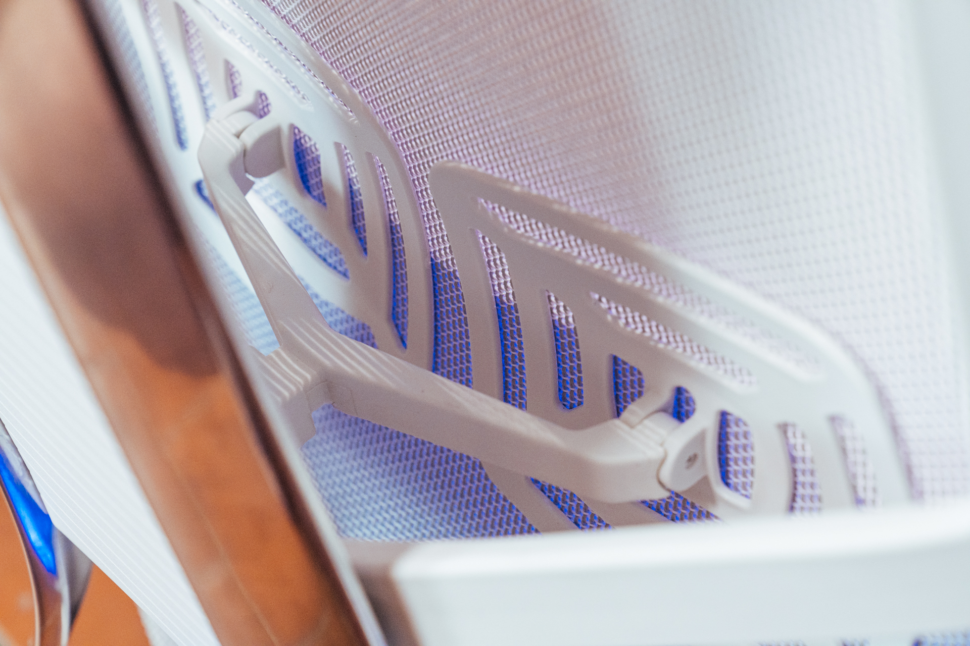 人体工学椅怎么选？不选贵的，只选对的：达宝利摩登Modern评测