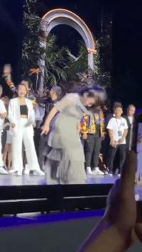 看了整整七分钟，他们最终还是上去了