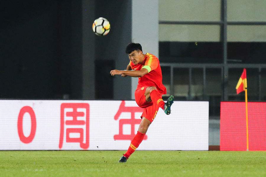 是青年才俊还是“犯规达人”?转会大连人队的吴伟,究竟啥水平