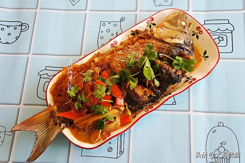 炖鱼后如何处理鱼肉不腥,过年炖鱼时放一点它鱼肉鲜嫩不腥