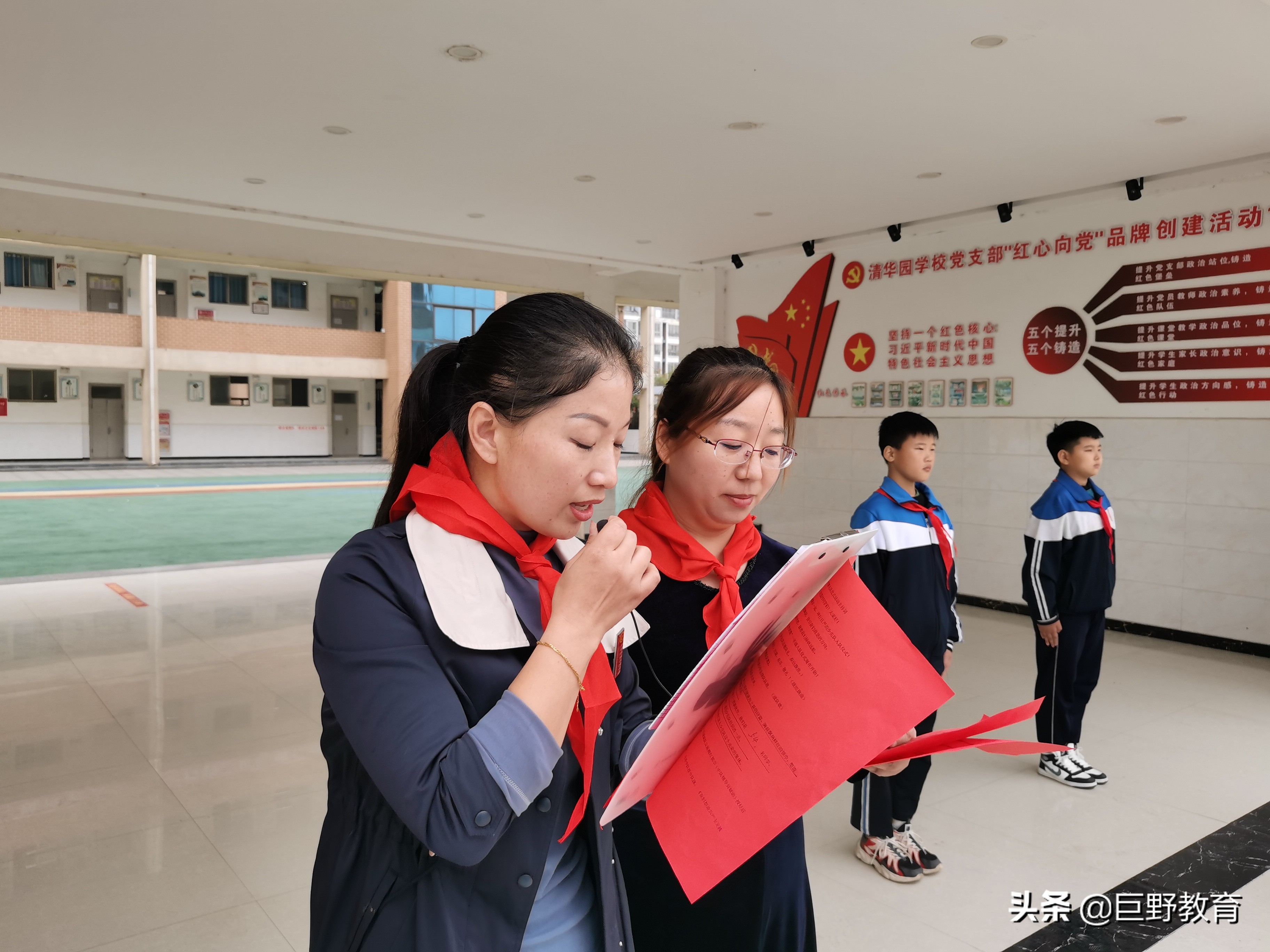 县红旗小学举行童心向党入队仪式,红领巾心向党少先队入队仪式