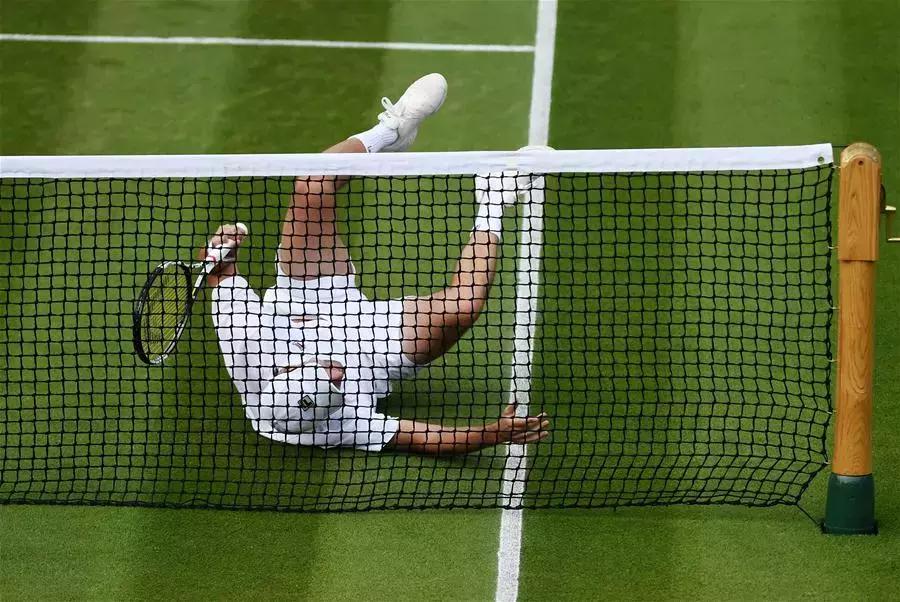 网球球员摔倒,网球拍摔地上反弹接住