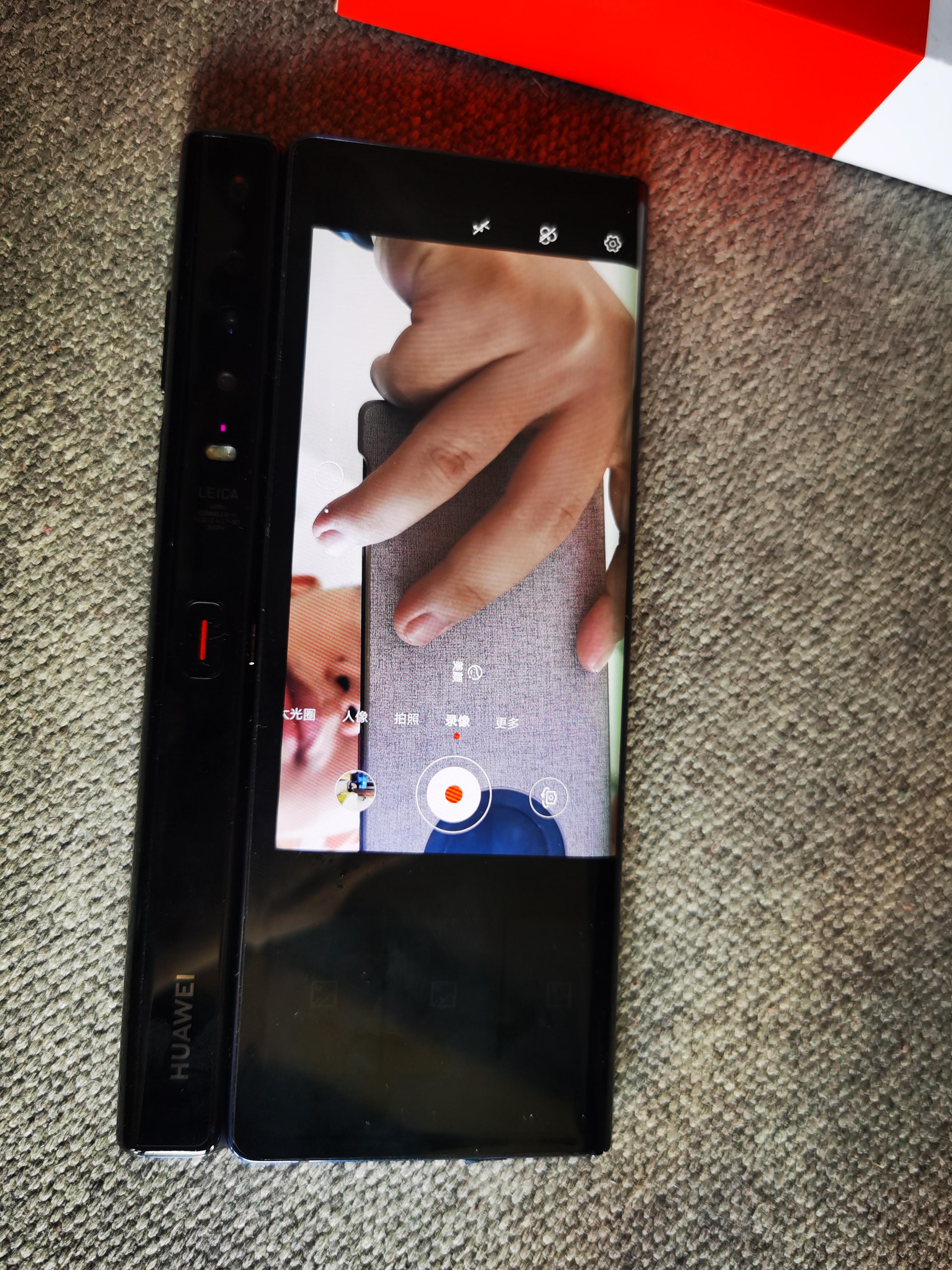 华为MateXs评测：昂贵的折叠手机｜带有灵活屏幕“后背”