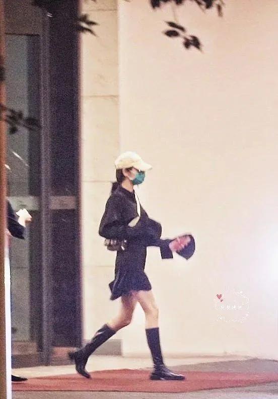 22W劳力士，热巴选择配百元包包出街