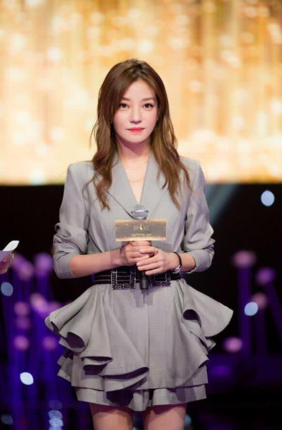 赵薇终于剪对发型!只剪了款空气刘海显青春,43岁嫩回23岁了