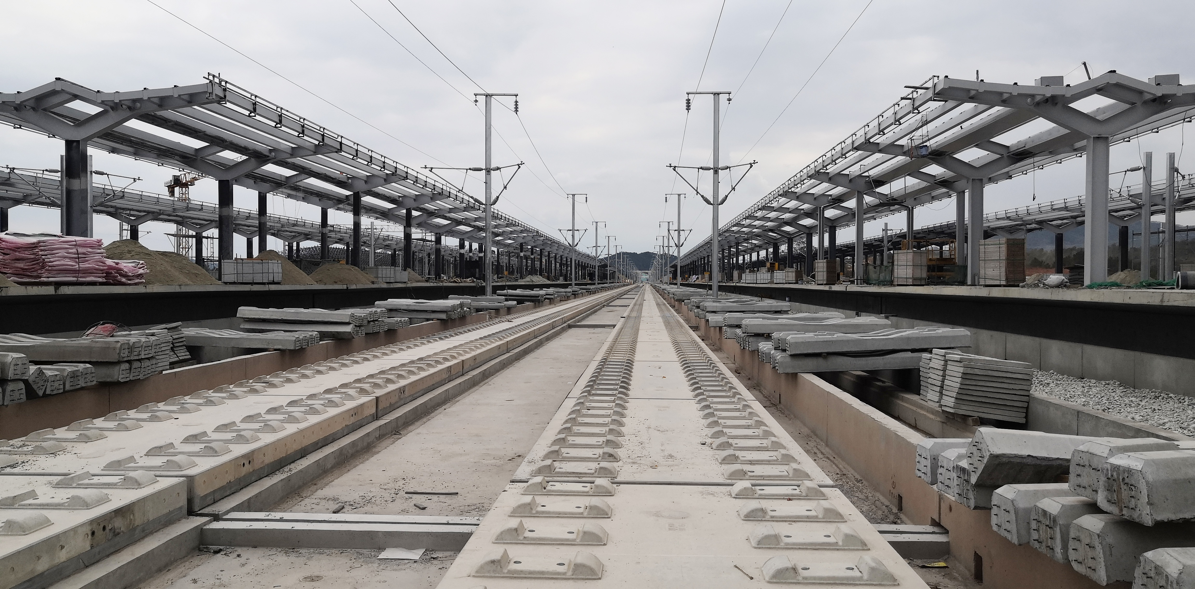 为什么火车铁轨下面要铺碎石子,为什么铁轨下面要铺轨枕和石子