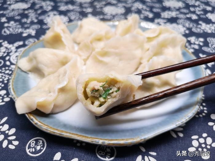 调饺子馅是先放水还是先放酱油盐,调饺子馅先加水还是先放调味料