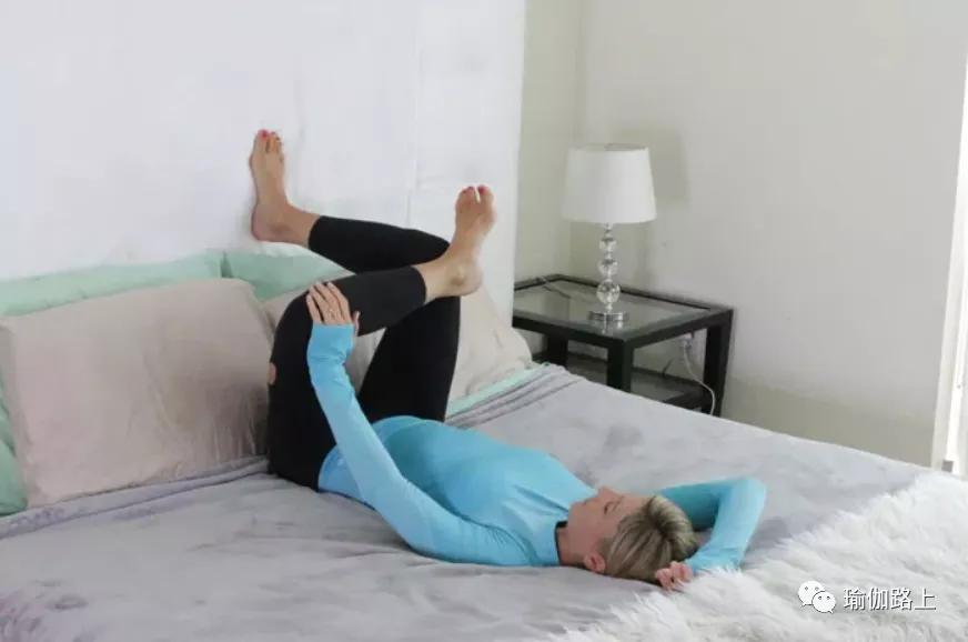 头脑昏沉不清醒犯困想睡觉怎么治,床上晨起瑜伽简单动作