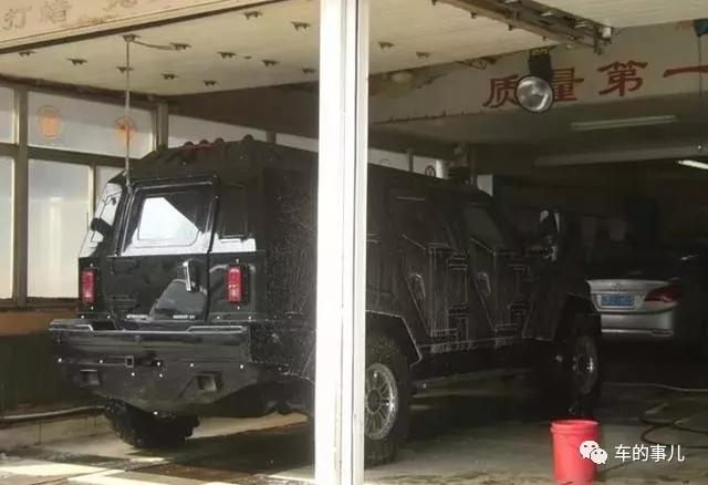 1500万的骑士十五世去洗车,洗车工直摇头:装甲车我们洗不了