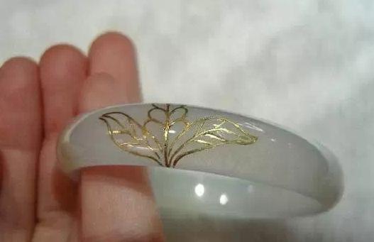 翡翠手镯基本知识大全,翡翠手镯的鉴赏方法和技巧