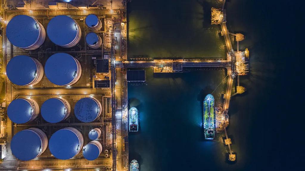 全球油罐遭争抢，油运业的“高光时刻”还能持续多久？